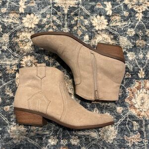 Qupid Beige Ankle Booties